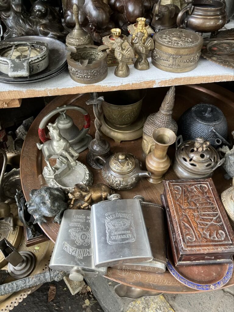 ウイスキーを入れて持ち歩く金属製のボトルの写真。
