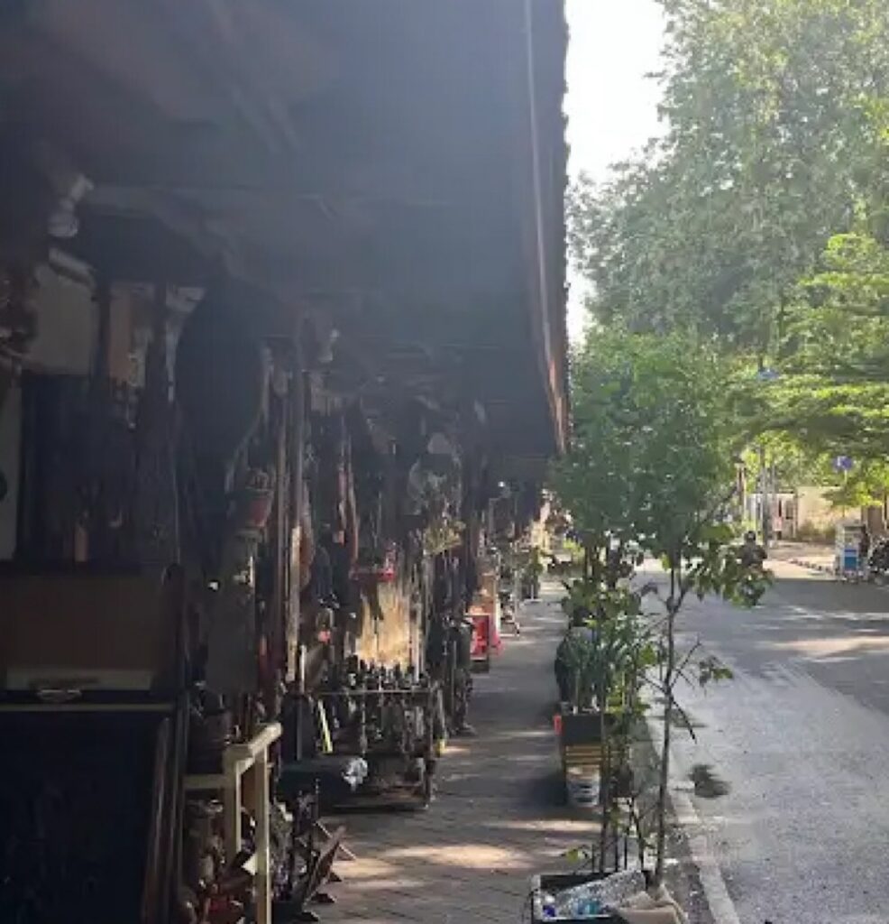 スラバヤ通りの何件ものお店が連なる様子の写真。