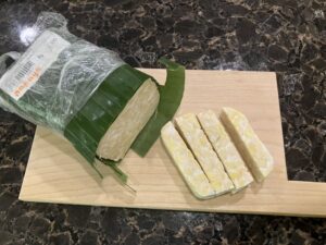 テンペをカットした断面がみえる写真。1㎝幅に細長くカットされている。