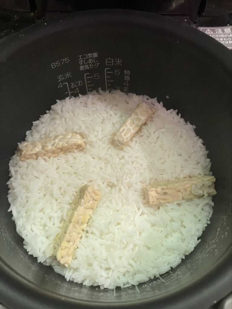 炊きあがったご飯の写真。テンペも炊飯器の中でふっくら火が通っている。