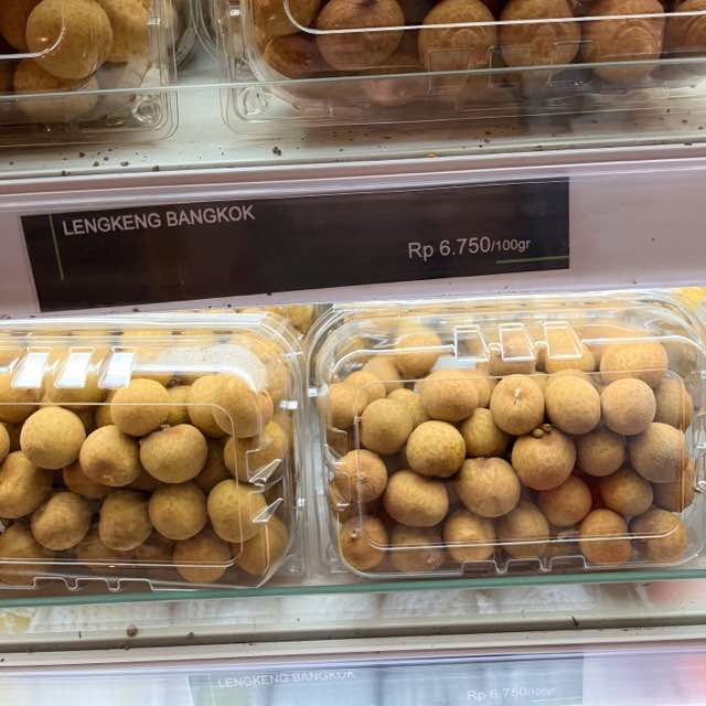 スーパーでパックで売られているルンケン、Lengkeng。バンコク産。コロコロとした丸い茶色の果物。