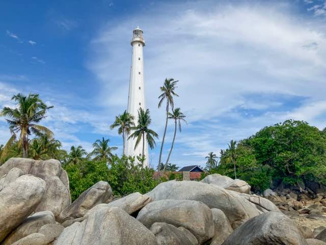 ブリトゥン島から小型の船で十数分進むとたどり着く島。白い灯台がそびえ、美しい景色が広がる。