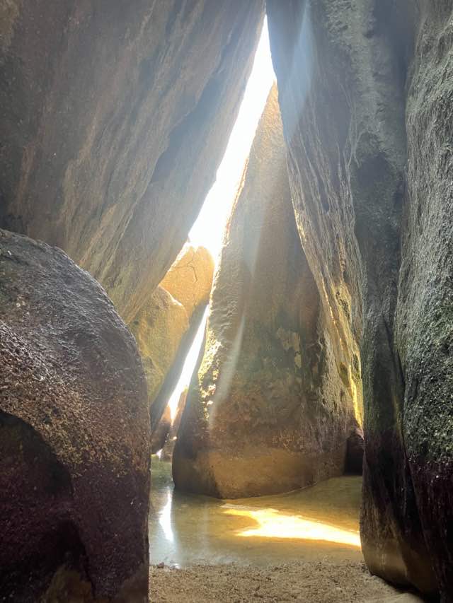 ブリトゥン島に点在する島の一つにある洞窟。岩の上から太陽の光が差し込み幻想的な空間に感動する。