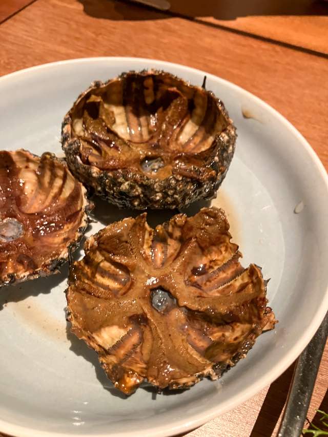 ホテルのレストランにてディナー。日中に取ってもらったウニを、殻をむいた状態で出してもらった。