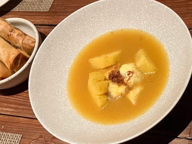 パイナップルの入ったスープ。味付けはパイナップルの甘みがしっかり出つつも、塩味の効いた料理に合う一品。