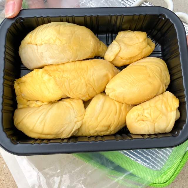マレーシア産の輸入ドリアン。パックにこぶし大の大きさの果肉が詰まっている。