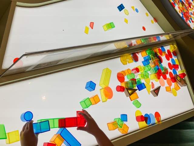 多様な図形を組み合わせて形を作ると、作ったものが壁に大きく映写される