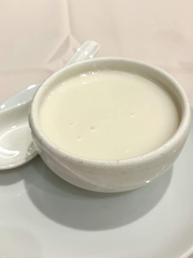 レイガーデンLeiGardenの杏仁豆腐。とろっとした飲み物で固まっていないことに驚く。