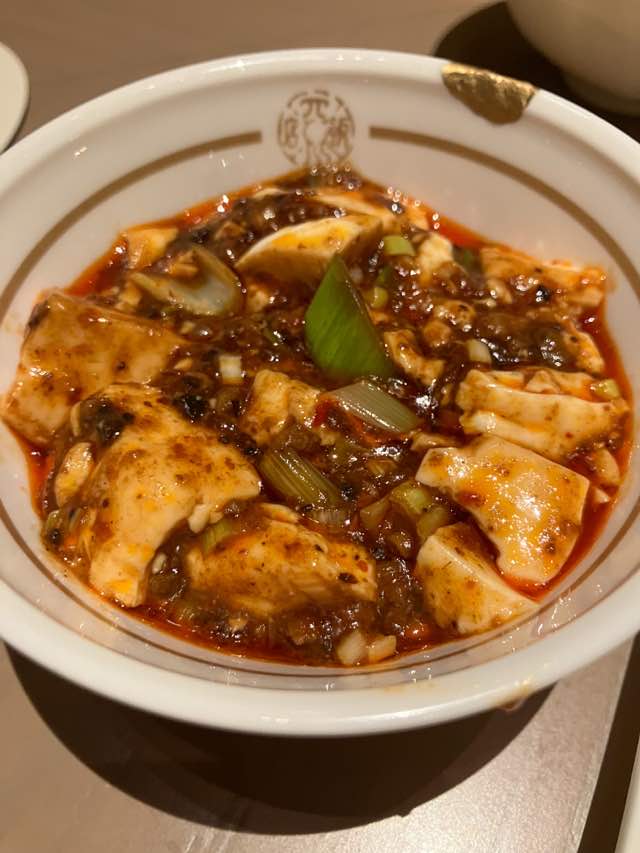 四川飯店の麻婆豆腐。お豆腐の滑らかさとソースの辛みが調和している。