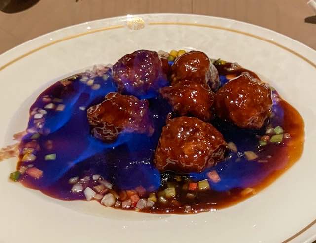 四川飯店の酢豚。サーブされた後に、ジンをかけてフラッペしてくれるサービスに驚き。