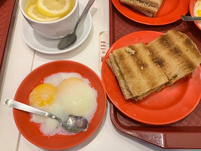 Ya Kunのカヤトーストの写真。飲み物はレモンティーをつけたAセット。