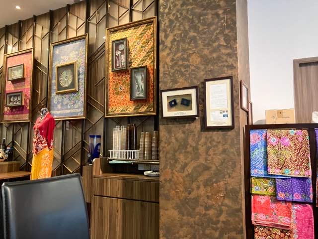 simply peranakanの内装。伝統的な布や飾りで、お料理だけではなく目でも文化を楽しめる。