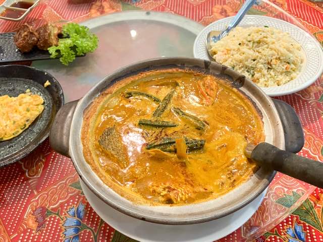 フィッシュヘッドカレー。酸味の効いた味がご飯によく合う。
