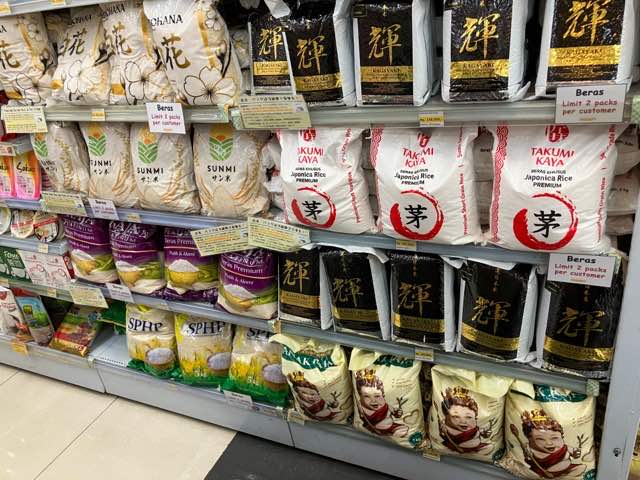 スーパーのお米売り場。輝、サン米、茅、白花などたくさんの種類のお米が並ぶ。価格も様々。