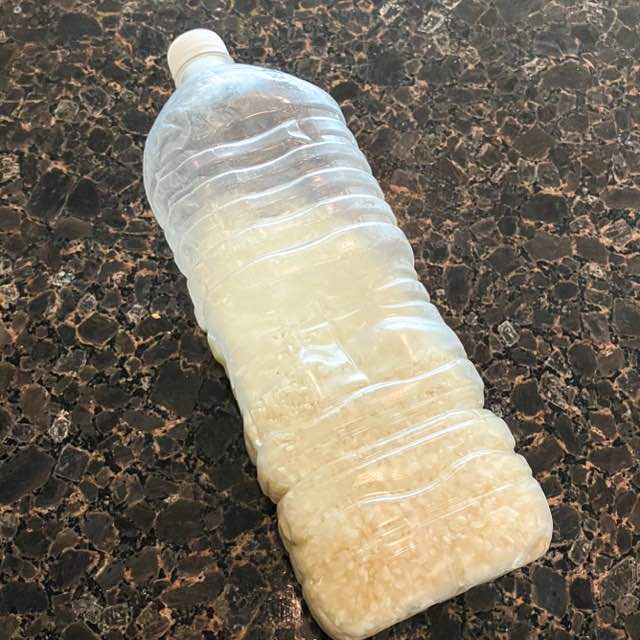 2リットルサイズの空のペットボトルにお米を入れて保管している。このまま冷蔵庫に保管している。虫も混入しにくく、悪くなりにくい。