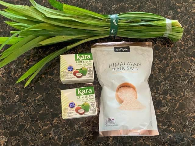 カヤジャムをつくるのに使用した材料。パンダンリーフの束とココナッツミルク、少量のみ加えた塩。