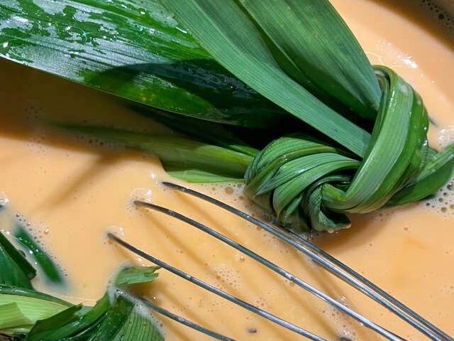 カヤジャムに必要な材料を鍋に全て入れて過熱している様子