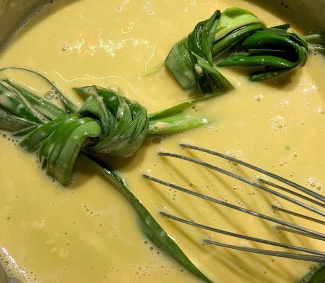 パンダンリーフの絞り汁を入れた後の鍋。先ほどよりかなり黄緑色に変化している。