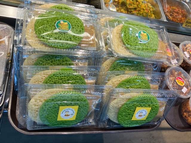 セラビというパンケーキに似たインドネシアのお菓子。緑色の味がパンダン味で、ココナッツミルクの香りもするもちっとしたお菓子。