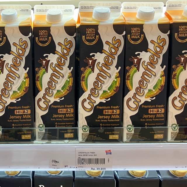グリーンフィールド”Greenfields”、プレミアムフレッシュ”Premium Fresh”。ジャージー牛乳100%。ジャカルタで超おすすめの牛乳。カフェオレに最適。