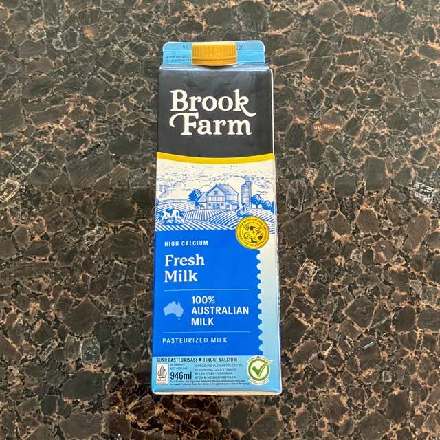 ブルックファーム”Brook Farm”のフレッシュミルク”Fresh Milk”。オーストラリアから輸入された牛乳から作られた、低温殺菌牛乳。おすすめの味わい。