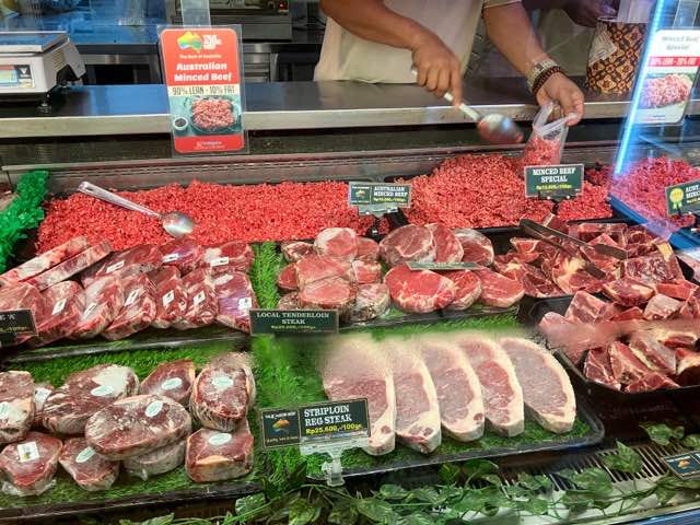 インドグナのお肉の量り売りコーナー。ミートショップというだけあり様々な部位が並ぶ。