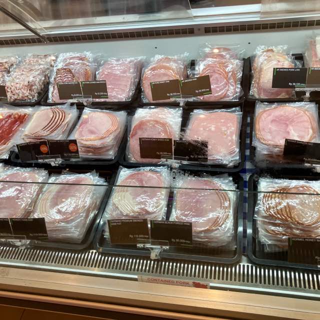 ケムチックスのハム売り場。スモークハム、生ハム、ベーコン、ブロックベーコンなど、加工肉がずらりと並んでいる。