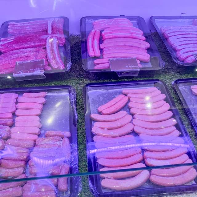 ケムチックスのウインナー売り場。当スーパー製造のウインナーが何種類も並ぶ。ジャーマンソーセージがおすすめ。