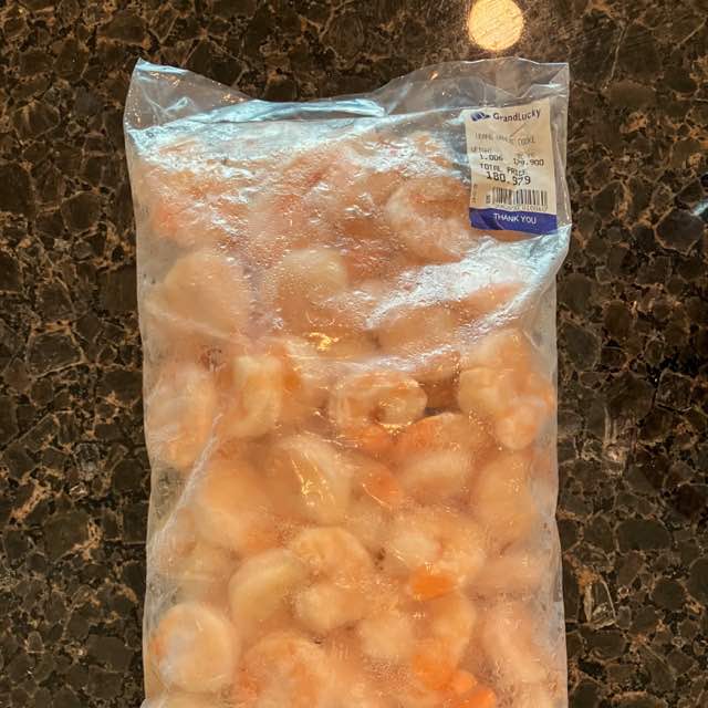 グランドラッキー Grandluckyで売られている冷凍エビ。1kg約180.000で使いやすく、おすすめ。身もプリッとしている。