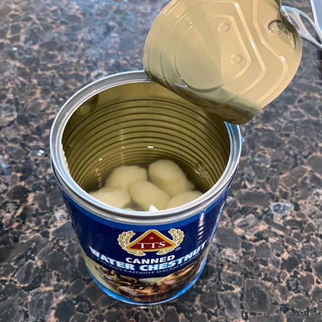 water chestnuts ウォーターチェストナッツの缶詰。中には栗と同じくらいの大きさの白い丸いナッツが入っている。日本名はシログワイ、クワイ。