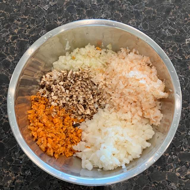 食材を全て細かく刻んだ状態の図。人参、マッシュルーム、エビ、玉ねぎが均等に刻まれている。