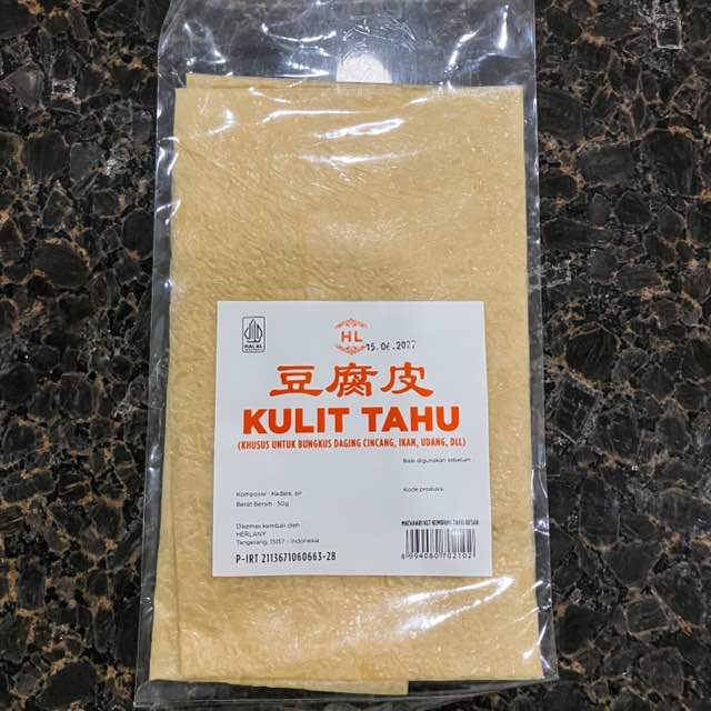 表面にオレンジ色の文字で、Kulit Tahu 豆腐皮と書かれたものを今回のレシピで使用。