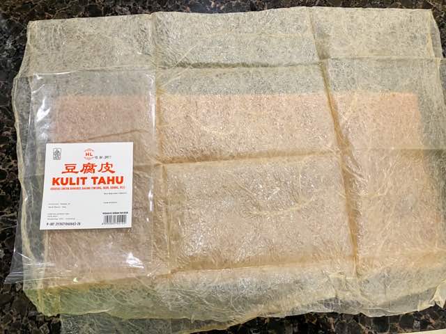 揚げ湯葉 fried bean curd skinを袋から出して広げた写真。40㎝×50㎝くらいの1枚が折りたたまれて入れられており、広げるとかなり大きい。カットして使う。