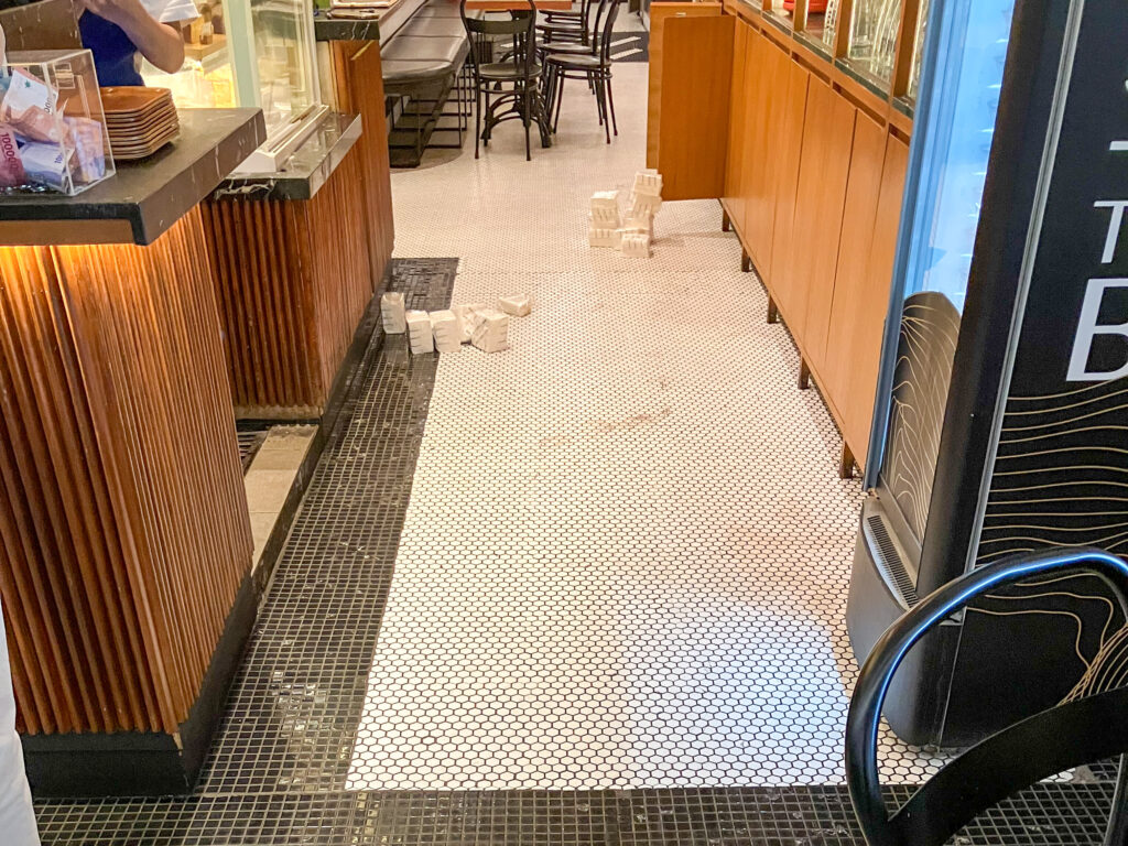 レストランの入り口から店内へ続く床の途中に、補充前のティッシュが置かれている。もちろん新品未使用。