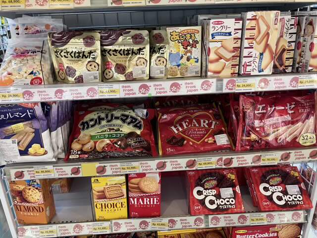 Papayaの日本からの輸入されたお菓子が並んでいる棚。ルマンド、カントリーマアム、エリーゼなどが並ぶ。ただし価格は1.5~3倍になるものも。