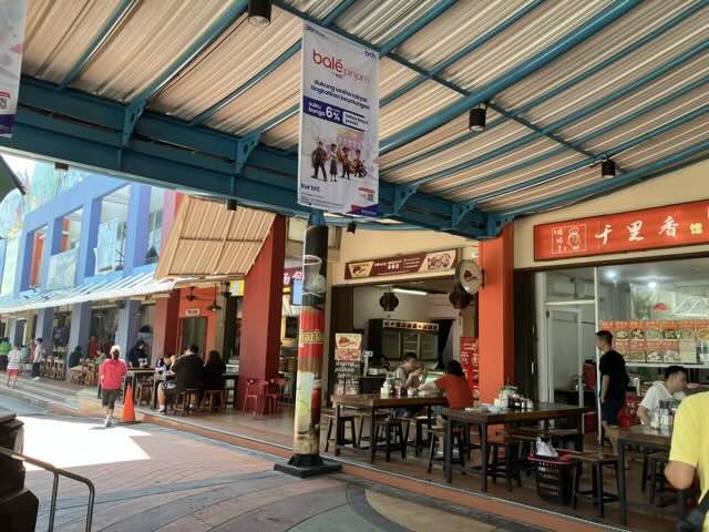市場の表にある屋台が立ち並ぶエリア。中華料理から蒸し物、インドネシア料理まで、いろんな味が楽しめて安い値段なので、おすすめ。