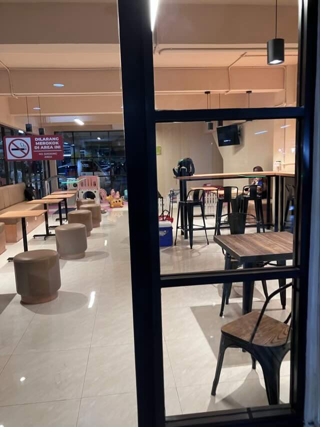 市場内の地下にある休憩室。子供が遊べるスペースも作ってある。エアコン完備。