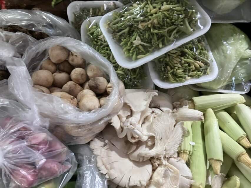 野菜売り場の一角で見つけたマッシュルーム。珍しい白いキノコやブロッコリーの変わった種類なども。