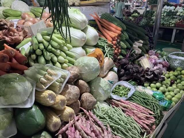 PIKのフレッシュマーケット（freashmarket）にの中の一つの野菜売り場。びっしりと新鮮な野菜が積まれている。