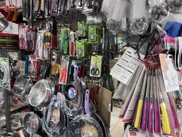 PIKフレッシュマーケットで売られている調理器具。フライパンやハサミ、ライター、ザル、掃除道具まで大小さまざまな種類がある。