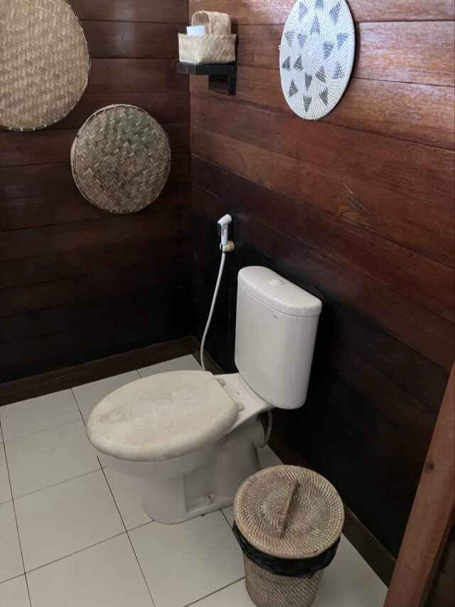 ラジャアンパット、カテンベのコテージ内のトイレの様子。ウォッシュレットはなかった。トイレットペーパーはあった。