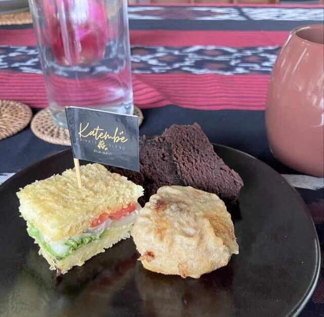 ホテルから提供されるおやつも日替わり。サンドイッチがあったり、ケーキだったり。クッキーなんかも豊富に置いてあり、美味しい。
お茶を飲みながら夕日が沈む時間をのんびり過ごせる。