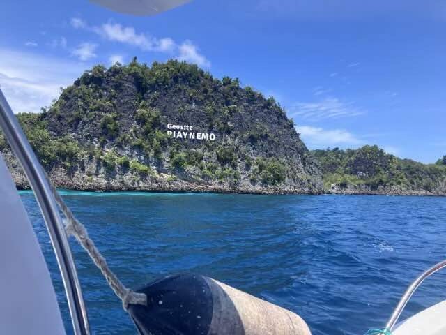前方の島の側面に「Geosite PIAYNEMO」ピアネモジオサイトの文字が見える。ここからどんな景色が見えるのか、とわくわくする一瞬。