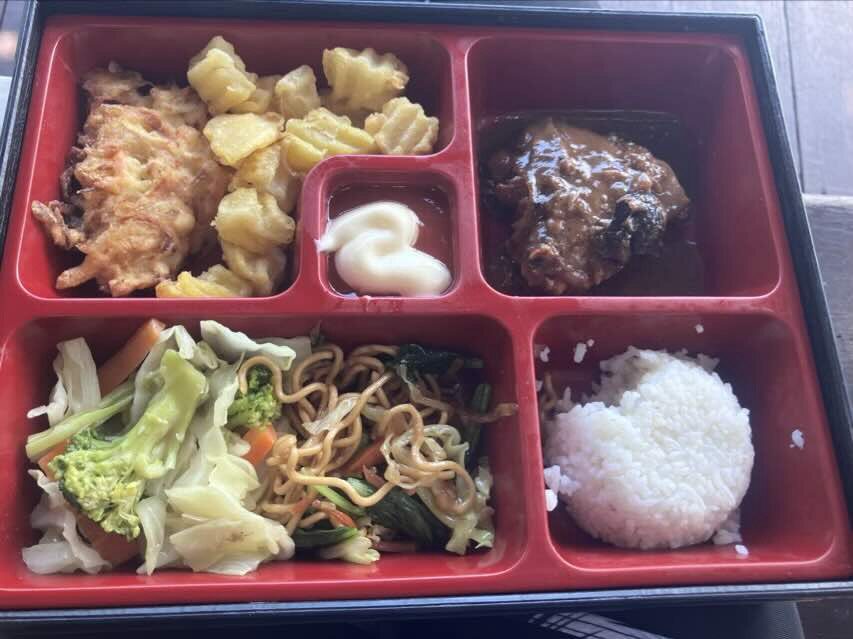 カテンべホテルがツアー用に用意してくれたお弁当。インドネシア料理メインで、味付けも美味しかった。ちょっとカロリー高めかもしれないが、ツアーで泳いでいるのでペロリと食べられた。