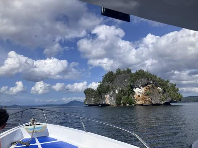 カテンベからボートツアーに繰り出した時の写真。ボートの舳先に小さい島が見える。