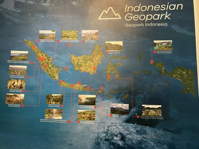 インドネシア国内にあるジオパークの所在地を現した地図。スマトラ島に6か所、ジャワ島に5か所、見どころがたくさん。