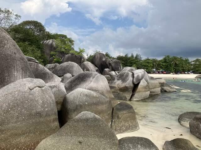 ブリトゥン島の西側にあるビーチの一つ。岩がかなりごつごつとそびえているが、水は透き通っており、泳ぐ客もたくさんいた。