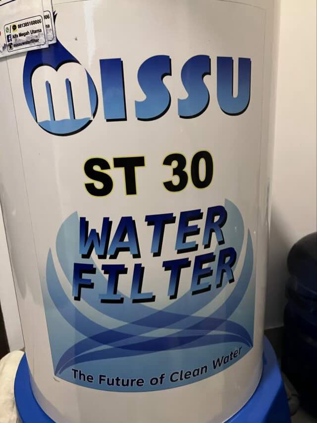 アパートのユニットに取り付けられている大きい浄水器。ユニット全体の水を全てろ過してくれている。