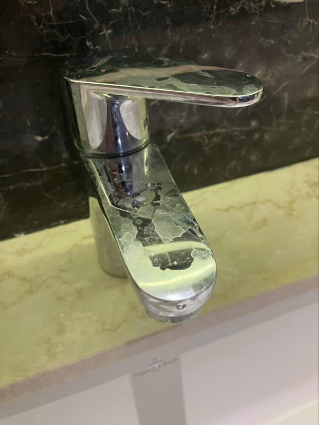 ジャカルタのアパートの水道の蛇口。銀色の蛇口に白い水跡が明らかに残っている。1日でこの状態になる