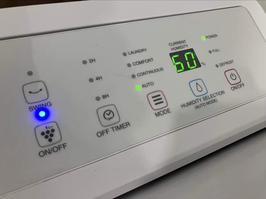 室内に置いている除湿機の表示画面。現在は湿度60％で落ち着いているが、時期によっては80％を超えていたことも。